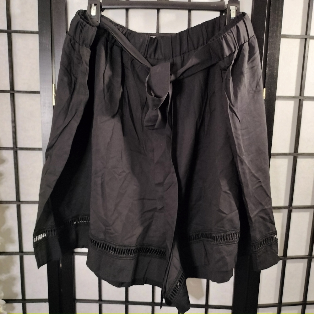 BLOOMCHIC Plain Broderie Anglaise Belted Loose Shorts Black Size 28 - Picture 5 of 5